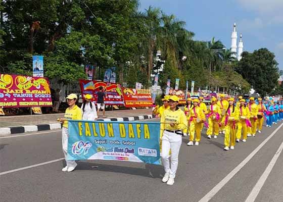 Image for article Batam, Indonesia: I praticanti della Falun Dafa sono stati invitati a partecipare alla parata culturale e hanno ricevuto quattro premi