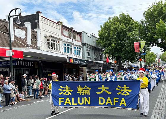 Image for article Nuova Zelanda: I praticanti della Falun Dafa invitati a partecipare a otto parate natalizie