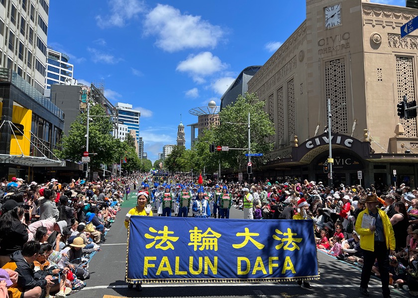 Image for article Auckland, Nuova Zelanda: I principi della Falun Dafa applauditi in tre parate natalizie