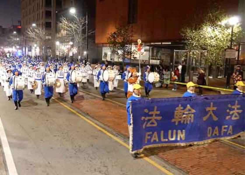 Image for article Pennsylvania, Stati Uniti: Il ricco patrimonio culturale cinese esemplificato dai praticanti della Falun Dafa elogiato alla parata festiva di Filadelfia