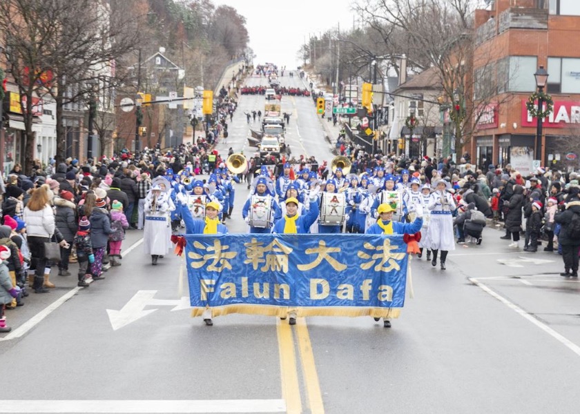 Image for article Toronto, Canada: I principi della Falun Dafa hanno un forte impatto in tre parate natalizie