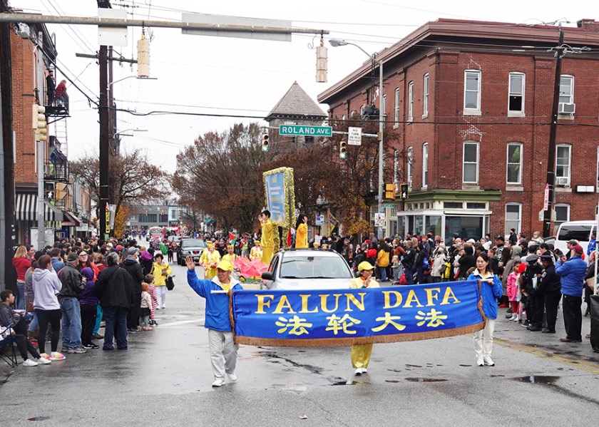 Image for article Baltimora, U.S.A.: I praticanti della Falun Dafa partecipano alla parata annuale di Natale