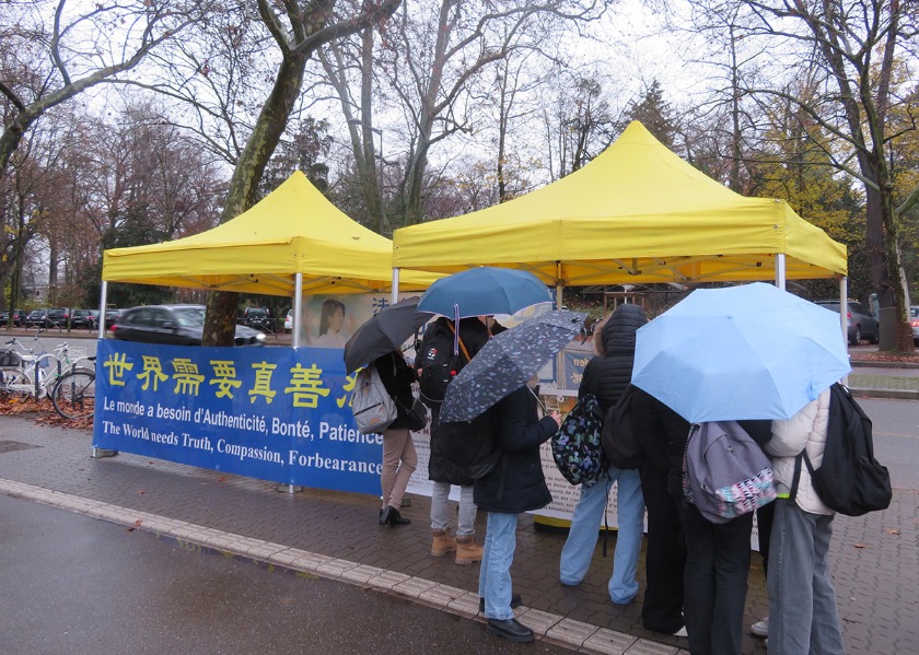 Image for article Francia: Praticanti europei della Falun Dafa celebrano la Giornata internazionale dei diritti umani e sensibilizzano sulla persecuzione in Cina