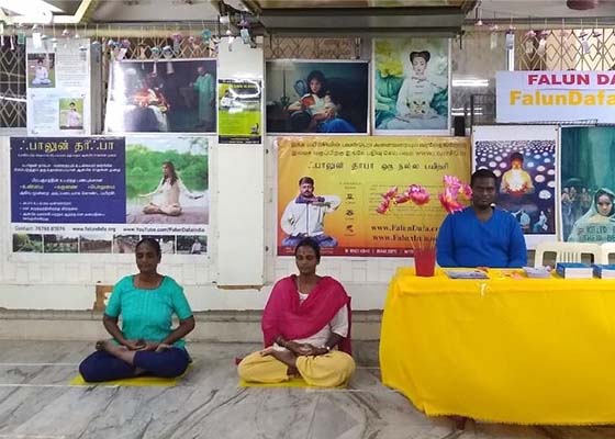 Image for article India: Pubblico attratto dalla Falun Dafa durante la fiera del libro