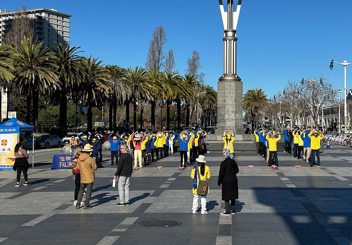 Image for article California: Persone interessate a conoscere la Falun Dafa all'evento di San Francisco