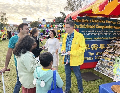 Image for article San Diego, Stati Uniti: Presentazione della Falun Dafa alla celebrazione del Capodanno lunare vietnamita