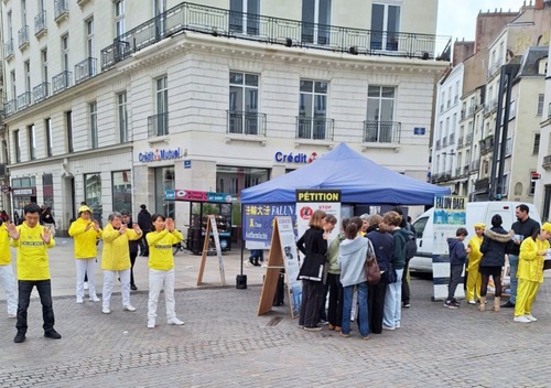 Image for article Francia occidentale: Le persone imparano a conoscere la Falun Dafa durante le attività per il Capodanno cinese