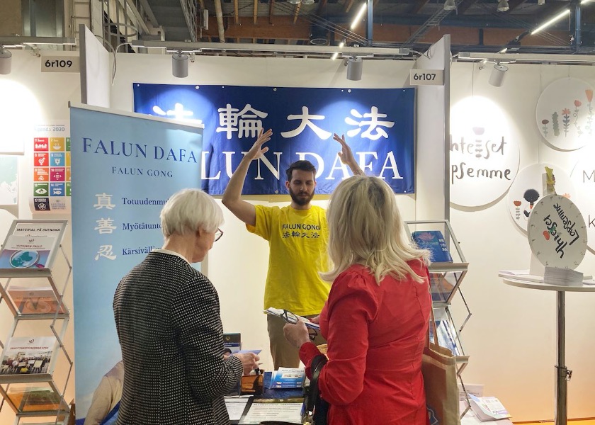 Image for article Finlandia: I praticanti presentano la Falun Dafa alla Mostra nazionale dell’educazione