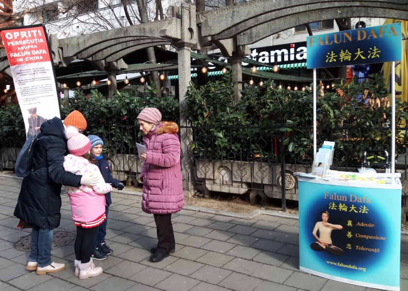 Image for article Romania: Praticanti della Falun Dafa sensibilizzano sulla persecuzione in corso da parte del PCC