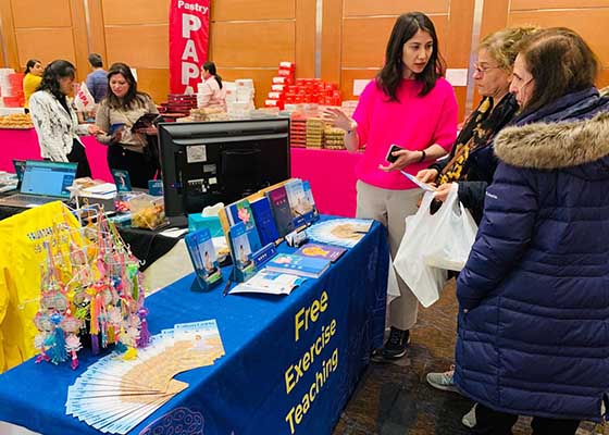 Image for article Canada: La gente impara a conoscere la Falun Dafa al Bazar e Mostra di Nowruz