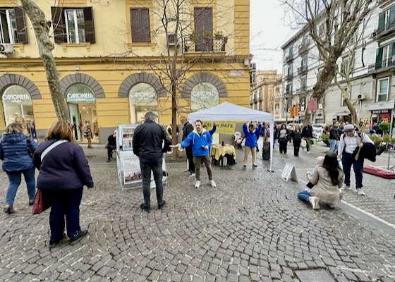 Image for article Le persone a Napoli scoprono la verità sul Falun Gong