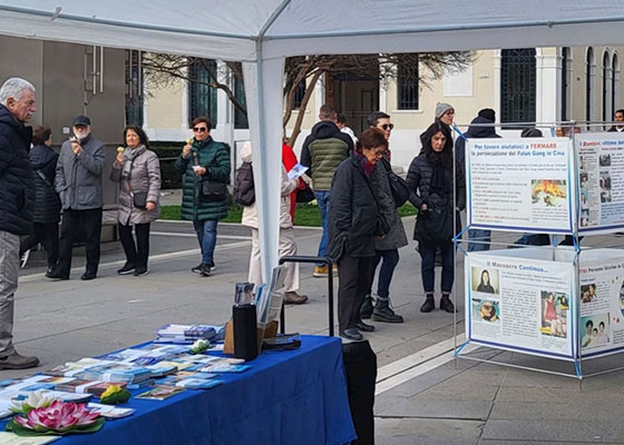 Image for article Italia: I praticanti introducono la Falun Dafa ai residenti di più città