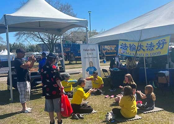 Image for article Florida, U.S.A.: Le persone imparano a conoscere la Falun Dafa alla celebrazione del Mondo delle Nazioni