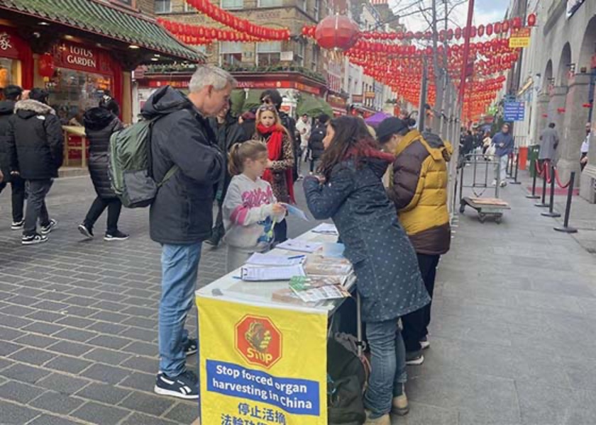 Image for article Londra, Regno Unito: Introduzione alla Falun Dafa a Chinatown durante il Festival della Lanterna