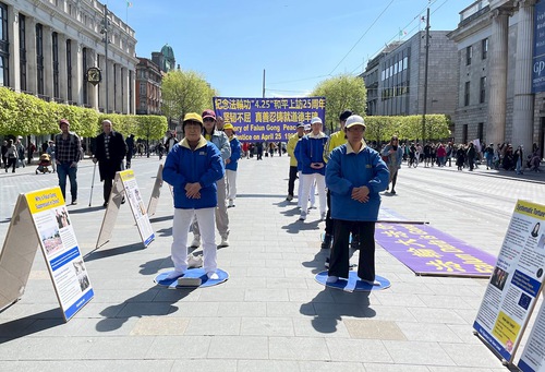 Image for article Dublino, Irlanda: Manifestazione per commemorare l'Appello del 25 aprile e aiutare le persone a conoscere la Falun Dafa