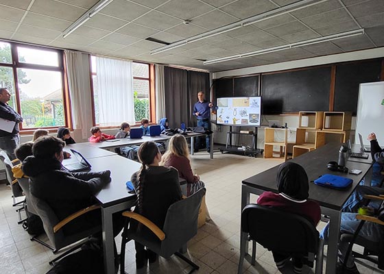 Image for article Belgio: La Falun Dafa ben accolta in una scuola superiore