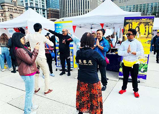 Image for article Toronto, Canada: La Falun Dafa al Festival internazionale della giornata dei bambini della Turchia