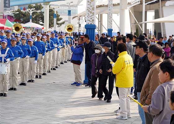 Image for article Corea del Sud: Presentazione della Falun Dafa durante la stagione dei ciliegi in fiore nella città di Incheon