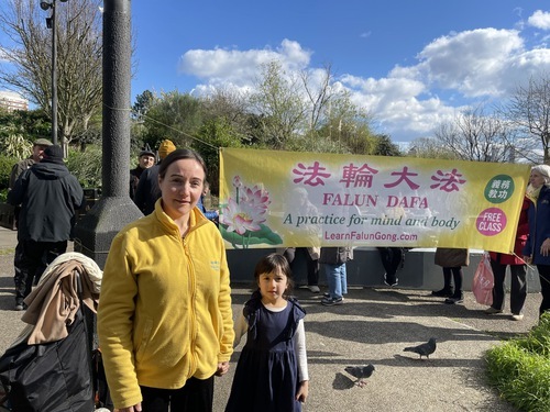 Image for article Regno Unito: Persone commosse dalla tranquillità dei praticanti della Falun Dafa nel parco a est di Londra