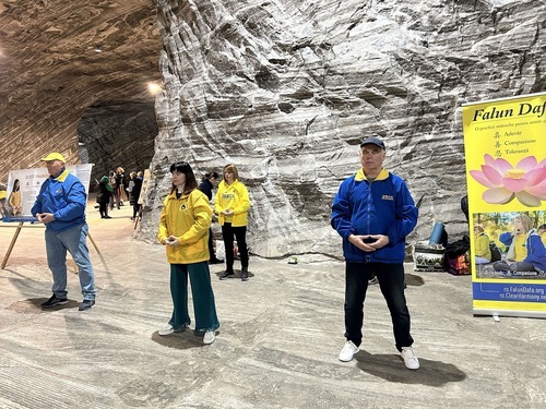 Image for article Romania: Le persone lodano la Falun Dafa durante un evento nella miniera di sale di Ocnele Mari