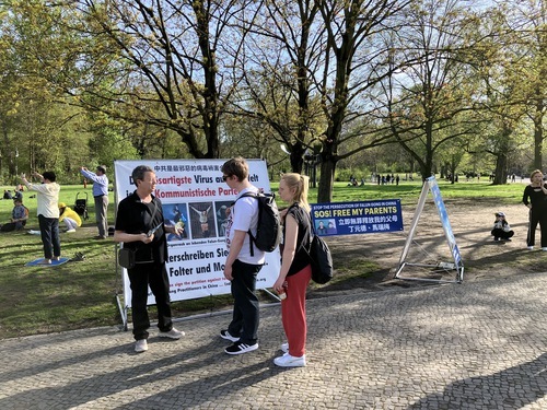 Image for article Berlino, Germania: La gente sostiene il Falun Gong e condanna la persecuzione