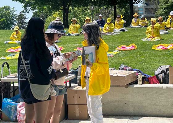 Image for article Toronto, Canada: Presentazione del Falun Dafa al Festival Internazionale delle Regate di Dragon Boat