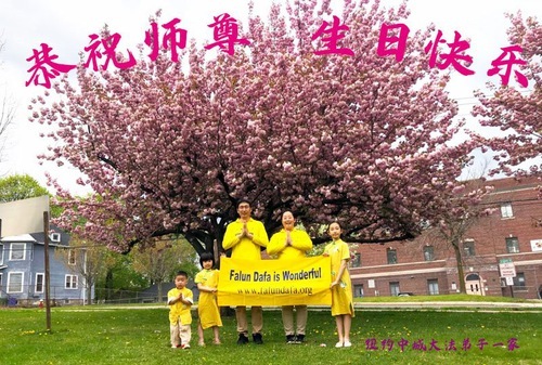 Image for article I praticanti della Falun Dafa nell'area di New York augurano rispettosamente al venerato Maestro un buon compleanno celebrando la Giornata Mondiale della Falun Dafa