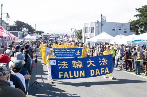 Image for article San Francisco: Un membro del Congresso esprime il proprio sostegno al Falun Gong alla parata del Fog Fest
