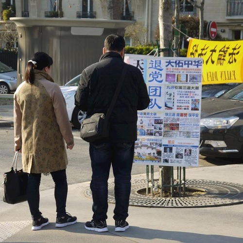 Image for article Parigi: I turisti cinesi alla Torre Eiffel conoscono la persecuzione in Cina e rinunciano al Partito Comunista