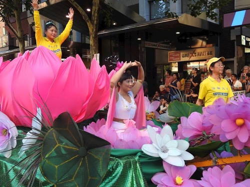Image for article Adelaide: La Falun Dafa è ben accolta per la sfilata dell’Australia Day 