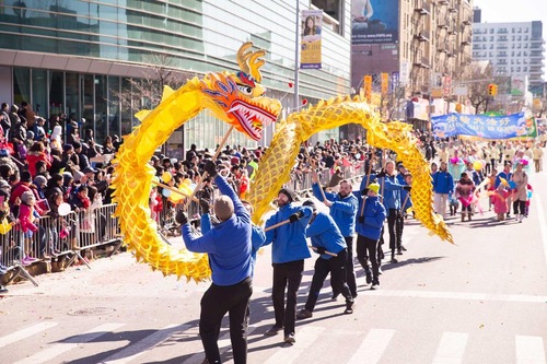 Image for article New York, Flushing: Il gruppo della Falun Dafa sfila per il Nuovo anno cinese
