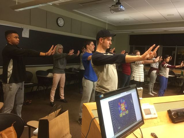 Image for article Pennsylvania: Classe del college condivide l’esperienza di meditazione del Falun Gong 