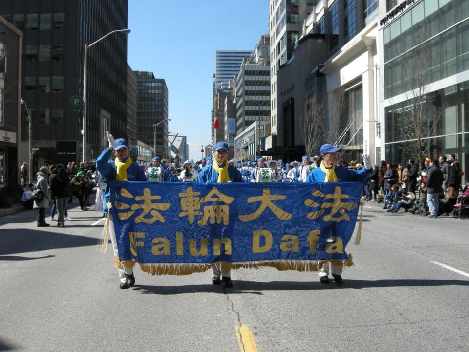 Image for article Toronto: I praticanti della Falun Dafa partecipano alla 30° parata annuale dedicata alla giornata di San Patrizio