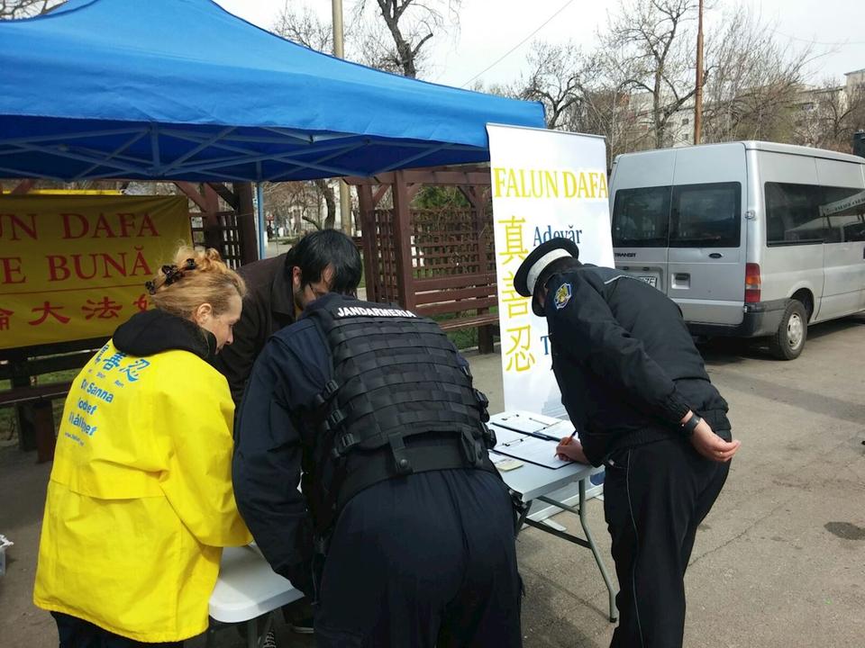 Image for article Romania: Residenti di una piccola cittadina firmano la petizione a sostegno del Falun Gong 