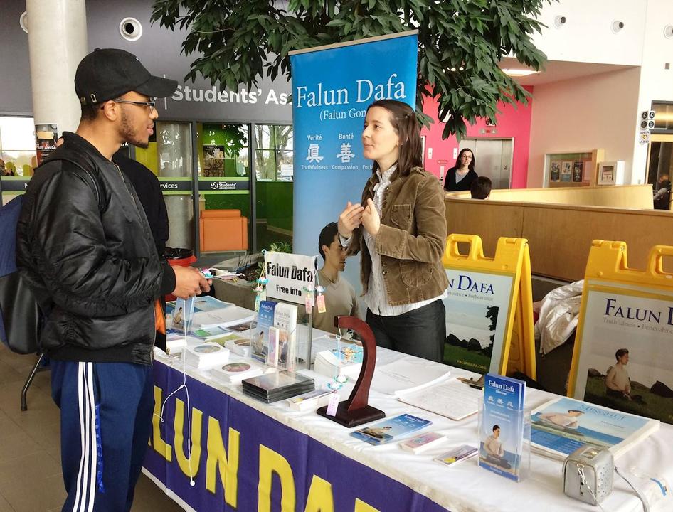 Image for article Canana, Ottawa: Presentare il Falun Gong a studenti e docenti del college 