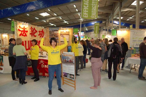 Image for article Francia, Besançon: Presentazione del Falun Gong alla fiera dell'Agricoltura Biologica