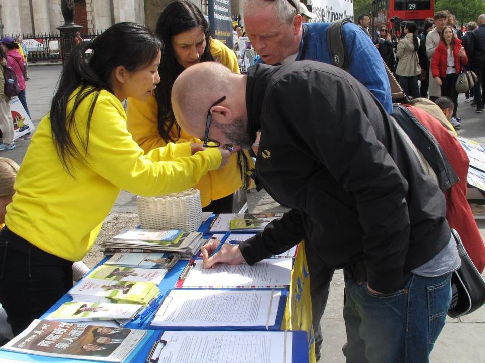 Image for article Canada, Ottawa: I praticanti introducono la Falun Dafa in differenti Expo