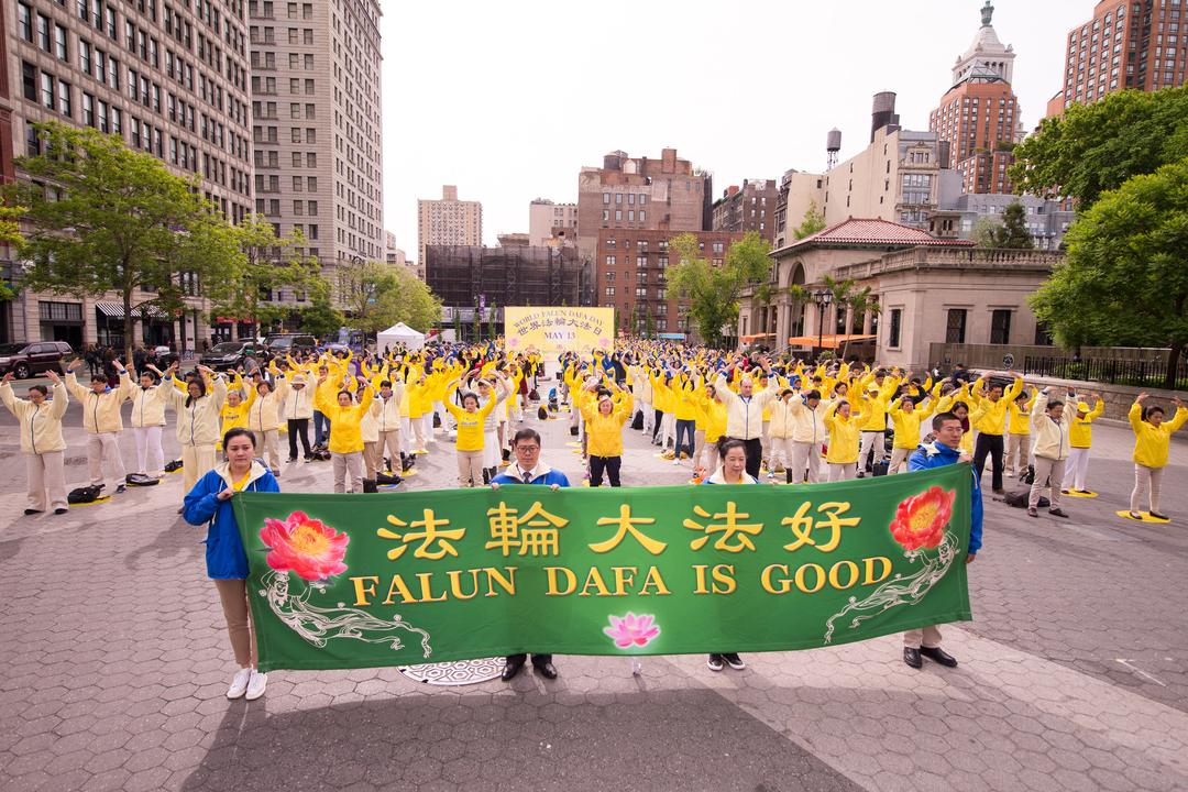 Image for article I quattro giorni di celebrazione della Giornata Mondiale della Falun Dafa iniziano a Union Square con gli esercizi di gruppo e una rappresentazione artistica