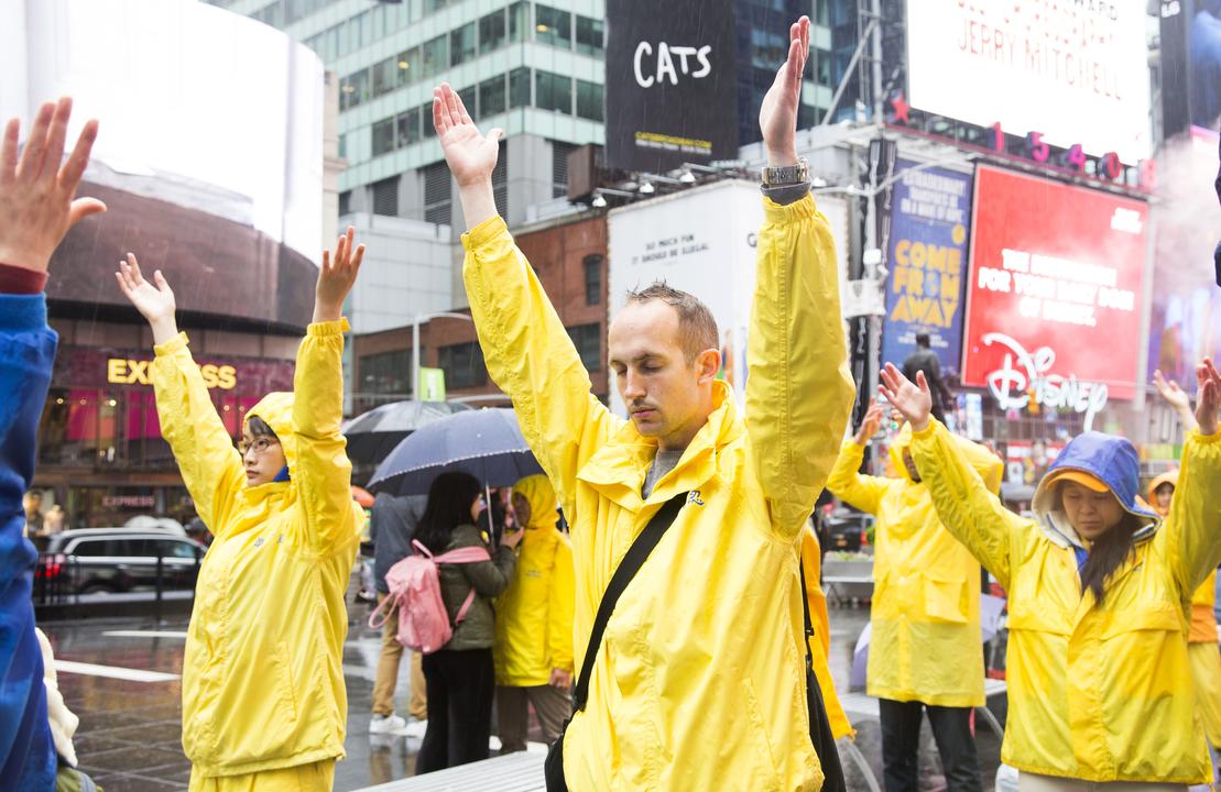 Image for article New York: Il gruppo del Falun Gong chiarisce la verità e riceve un forte sostegno 