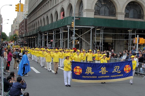 Image for article Manhattan: Gli spettatori commossi dai praticanti del Falun Gong, nella Dance for Peace Parade 