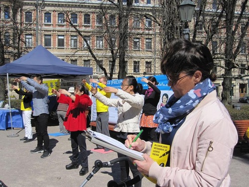 Image for article Finlandia: I praticanti introducono la Falun Dafa alla comunità
