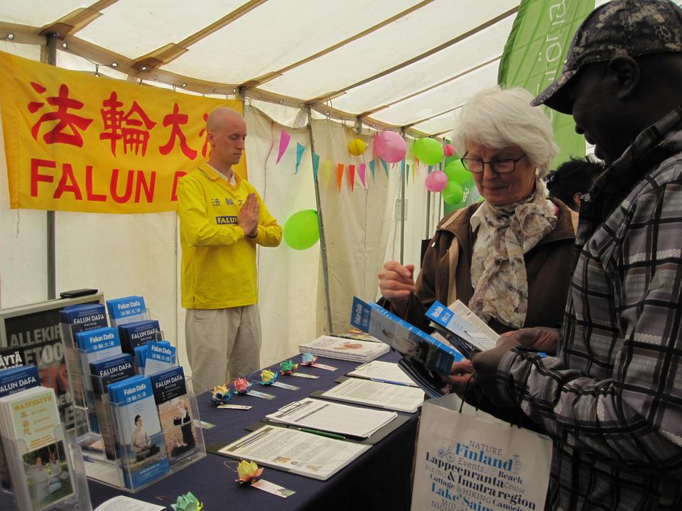 Image for article Helsinki: Il Falun Gong raccoglie firme al World Village Festival 