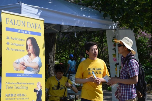 Image for article Oshawa, Toronto: I visitatori conoscono il Falun Gong al Peony Festival 