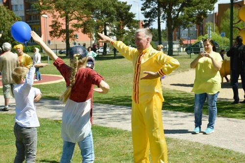 Image for article Lettonia: Il gruppo della Falun Dafa entra a far parte del Festival culturale