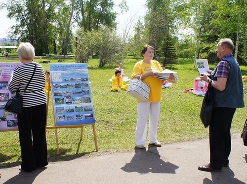 Image for article Russia, Kotlas: I praticanti del Falun Dafa partecipano alla celebrazione del centenario della città