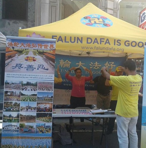 Image for article Manhattan: Promuovere la Falun Dafa al Festival di Broadway