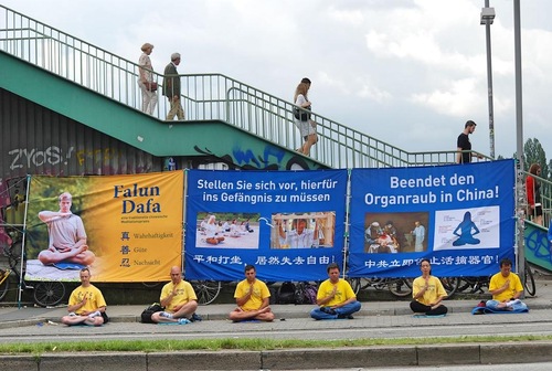 Image for article Germania, Amburgo: I praticanti del Falun Gong aumentano la consapevolezza sulla persecuzione durante il vertice G20 del 2017