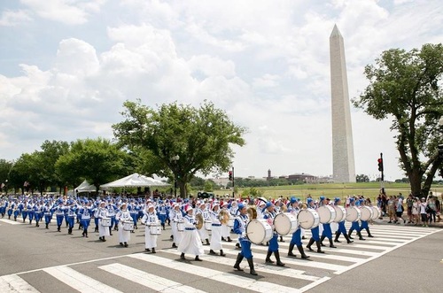 Image for article Capitale degli Stati Uniti: La sfilata del Falun Gong attira l'attenzione all’Independence Day Parade