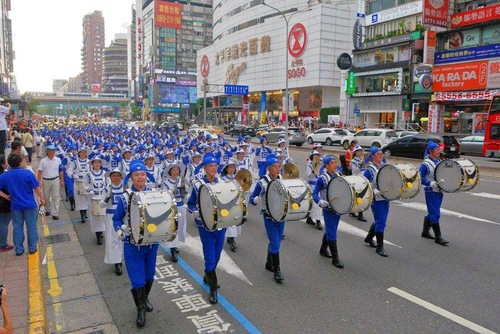 Image for article Taipei: La banda della Falun Dafa si esibisce al Kickoff Parade, il più grande evento sportivo 