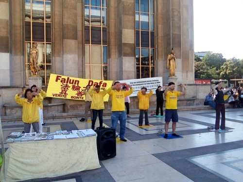 Image for article Francia, Parigi: Sostegno per il Falun Gong da parte del pubblico